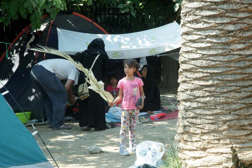 Σε εξέλιξη η μεταφορά των προσφύγων στον Ελαιώνα (photos)