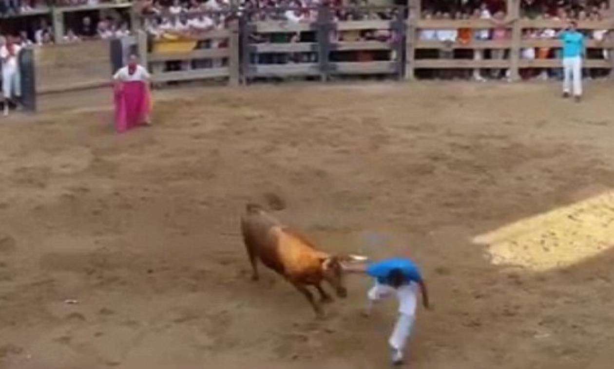 Σοκ: Ισπανός πέφτει νεκρός από τα κέρατα ταύρου (video)