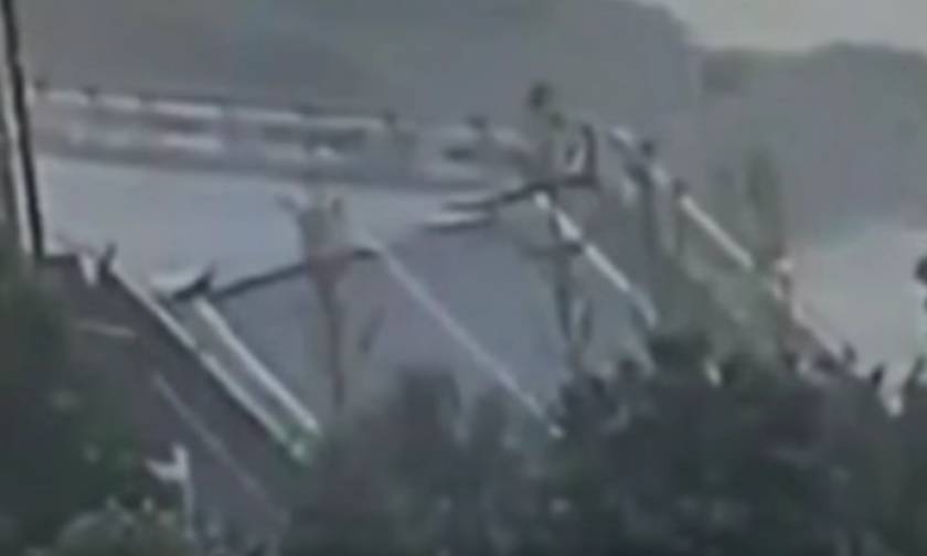 Συγκλονιστικό: Γέφυρα κόβεται στα δύο λόγω τυφώνα «καταπίνοντας» οδηγό (video)