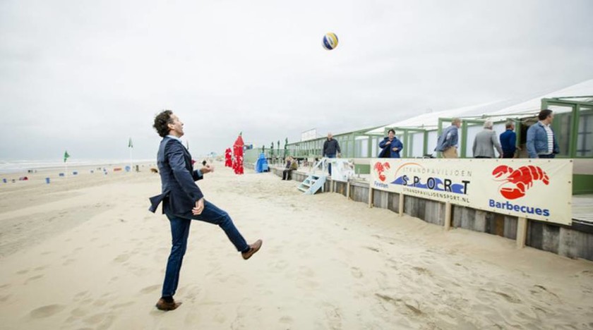 Ο Ντάισελμπλουμ παίζει μπάλα στην παραλία με κοστούμι... Και κατέχει (photos)