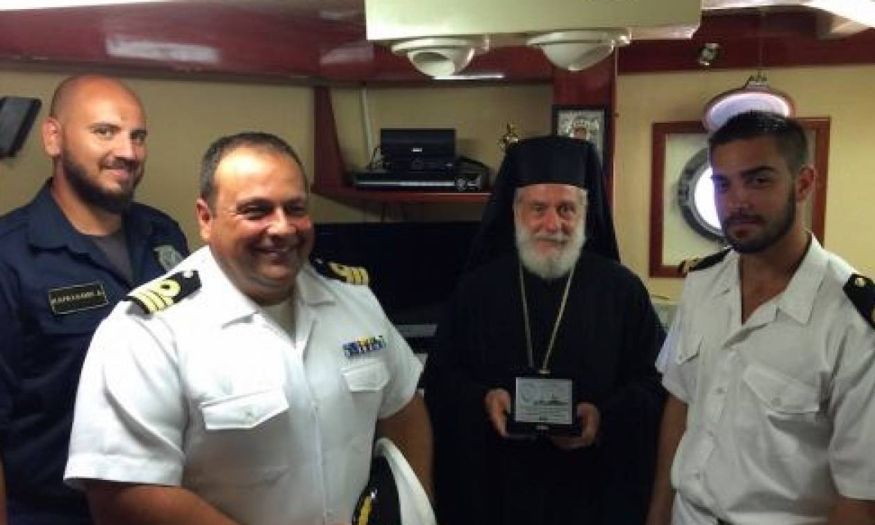 Ο Μητρολίτης Σύρου σε πλοίο του Πολεμικού Ναυτικού στην Ερμούπολη