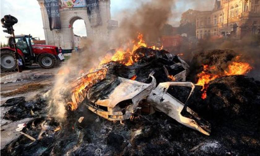 Γαλλία: Αγρότες έκαψαν ελαστικά και πέταξαν κοπριά σε διαδήλωση