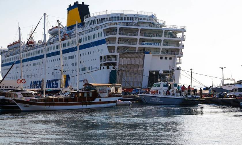 Έδεσε στο λιμάνι του Πειραιά το πλοίο με τους μετανάστες - Αποβιβάζονται ήδη
