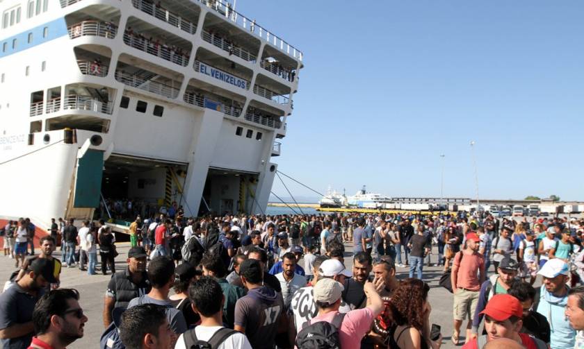Δρομολογούνται άμεσα πλοία για τη μεταφορά των μεταναστών από τα νησιά