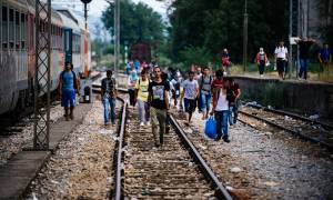 Έκρυθμη η κατάσταση με τους πρόσφυγες στα σύνορα με τα Σκόπια - Δακρυγόνα εναντίον του πλήθους