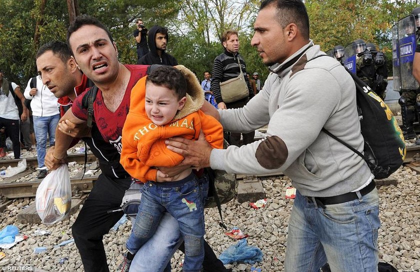 Σκόπια: Έριξαν χειροβομβίδες κρότου-λάμψης για να απωθήσουν τους πρόσφυγες (video)