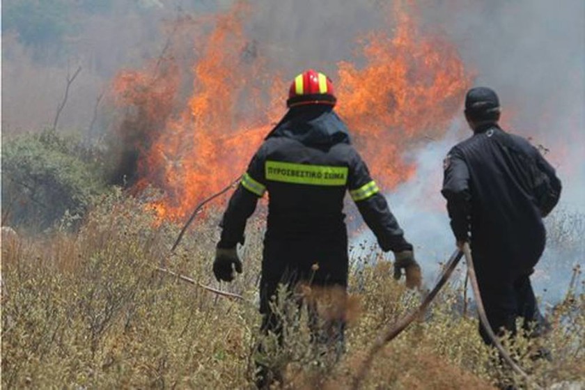Ολονύχτια μάχη με τις φλόγες στη Ρόδο (Photos+Video)