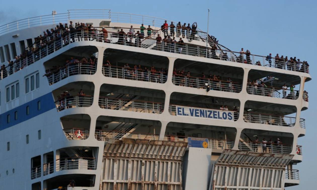 Στον Πειραιά το «Ελευθέριος Βενιζέλος» με 2.500 πρόσφυγες - Ένας νεκρός ανοιχτά της Μυτιλήνης