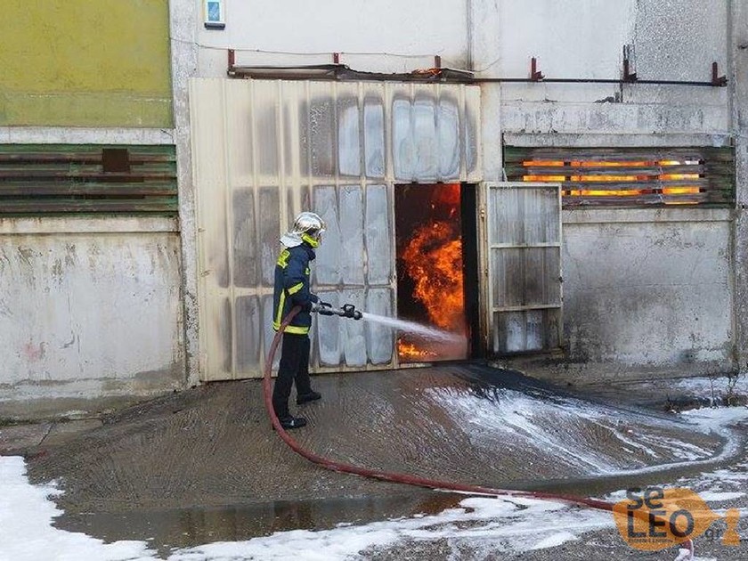 Θεσσαλονίκη: Φωτιά σε εργοστάσιο χρωμάτων (photos)