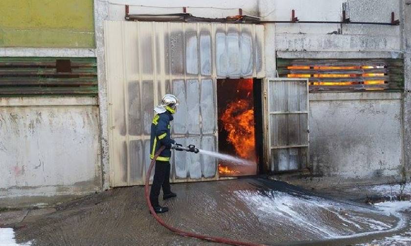 Θεσσαλονίκη: Ένας νεκρός από πυρκαγιά σε εργοστάσιο χρωμάτων