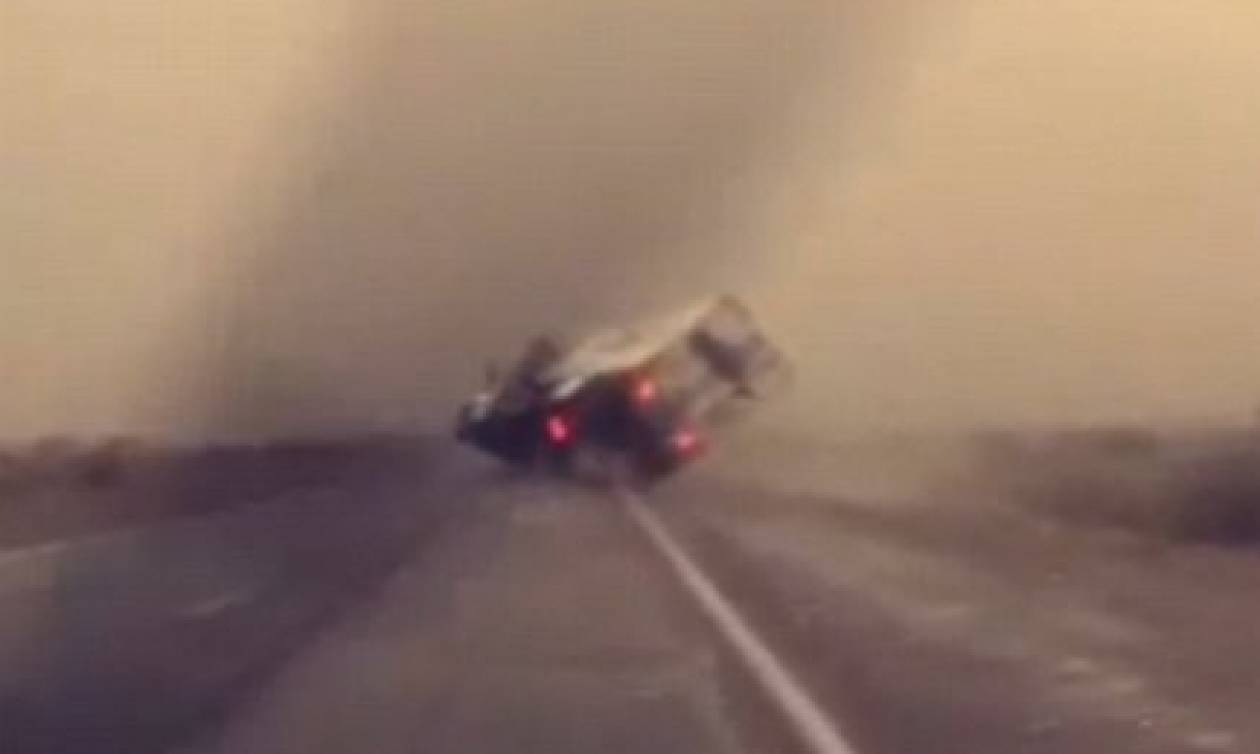 Συγκλονιστικό ατύχημα: Φορτηγό ανατρέπεται λόγω αμμοθύελλας (video)
