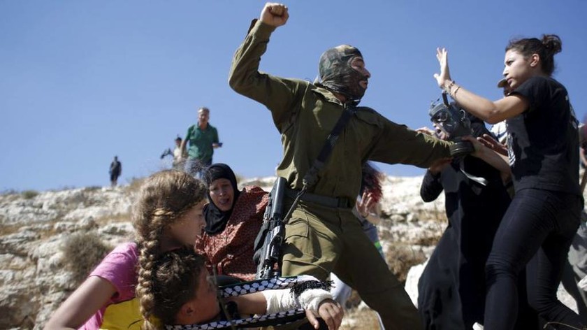Ισραηλινός στρατιώτης στοχεύει με όπλο παιδί – Δείτε την αντίδραση των Παλαιστίνιων μανάδων (video)