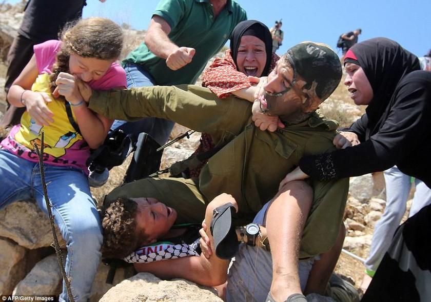 Ισραηλινός στρατιώτης στοχεύει με όπλο παιδί – Δείτε την αντίδραση των Παλαιστίνιων μανάδων (video)