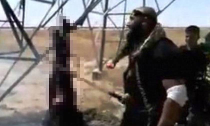 Αποκρουστικό: Ο «Άγγελος του θανάτου» έκαψε ζωντανό και τεμάχισε τζιχαντιστή (video)