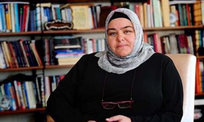 Υπουργός φορά ισλαμική μαντίλα για πρώτη φορά στην ιστορία της Τουρκίας