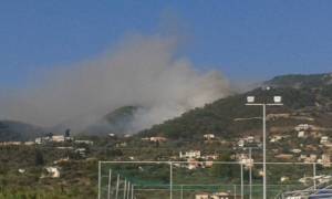 Λέσβος: Μάχη δίνει η πυροσβεστική για την κατάσβεση της πυρκαγιάς στην Αγία Μαρίνα (video)
