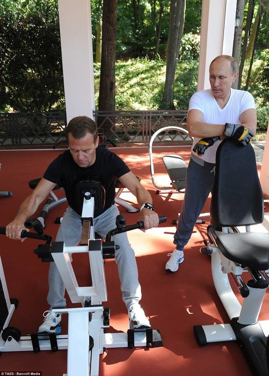 Πούτιν – Μεντβέντεφ: Πρώτα  γυμναστική, μετά παϊδάκια (video & photos)  