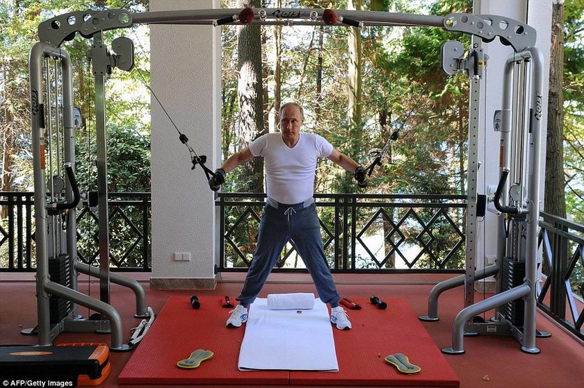 Πούτιν – Μεντβέντεφ: Πρώτα  γυμναστική, μετά παϊδάκια (video & photos)  