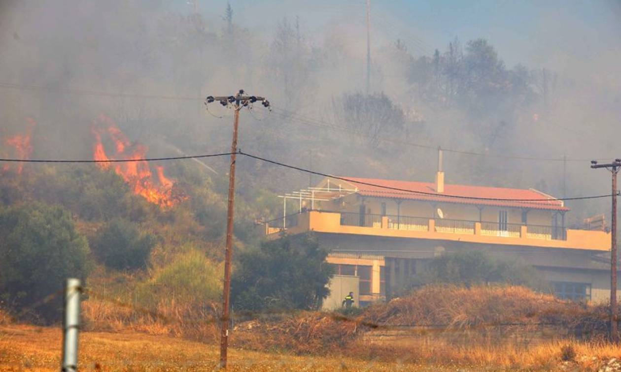 Σε εξέλιξη μεγάλη φωτιά στην Πάτρα - Απειλήθηκαν σπίτια - Τραυματίες δύο πυροσβέστες (photos-videos)