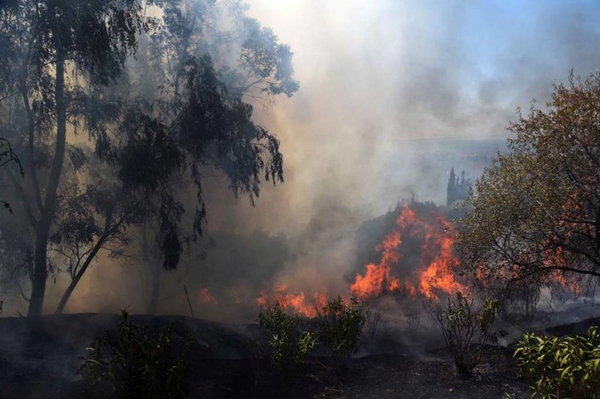 Σε εξέλιξη μεγάλη φωτιά στην Πάτρα - Τραυματίες δύο πυροσβέστες (photos - videos)