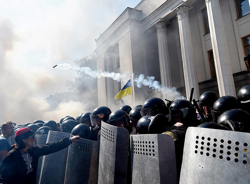 Ουκρανία: Ένας νεκρός και δεκάδες τραυματίες σε συγκρούσεις έξω από τη Βουλή (photos+videos)