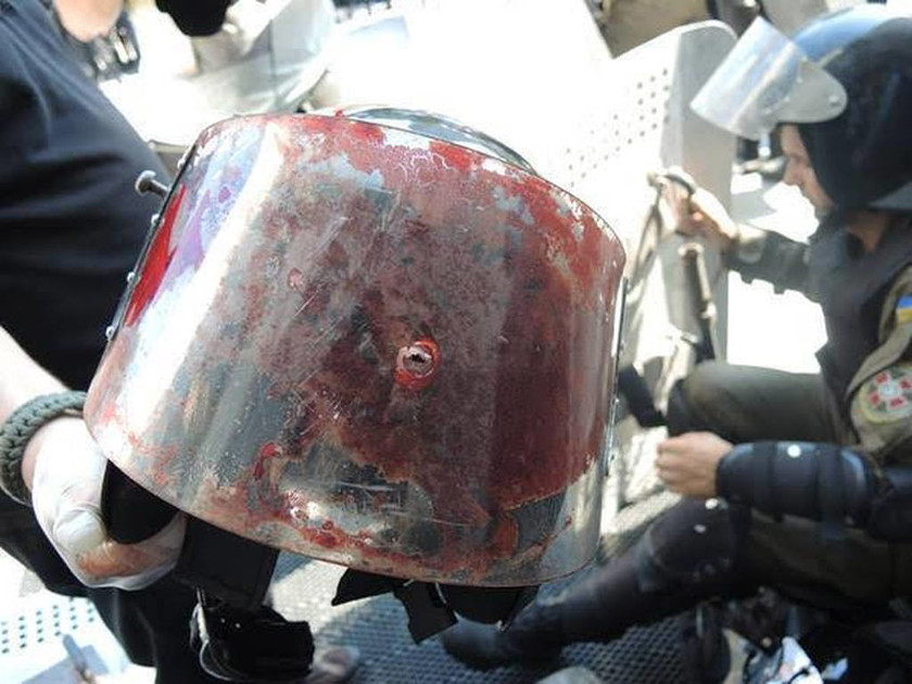 Ουκρανία: Ένας νεκρός και δεκάδες τραυματίες σε συγκρούσεις έξω από τη Βουλή (photos+videos)
