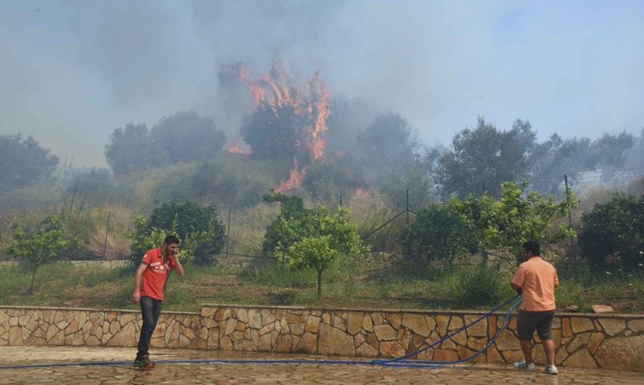 Σε ύφεση η μεγάλη πυρκαγιά της Πάτρας - Πληροφορίες για ένα καμένο σπίτι (photos-videos)