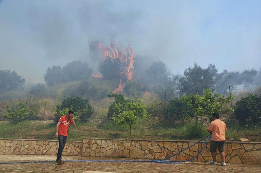 Σε ύφεση η μεγάλη πυρκαγιά της Πάτρας (photos-videos)