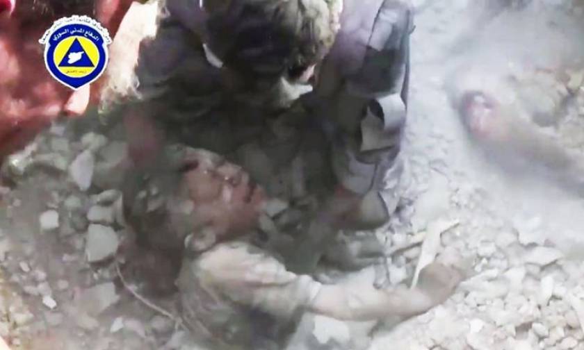 Το θαύμα της ζωής: Άνδρας και παιδί ανασύρονται ζωντανοί από ερείπια στη Συρία (video)