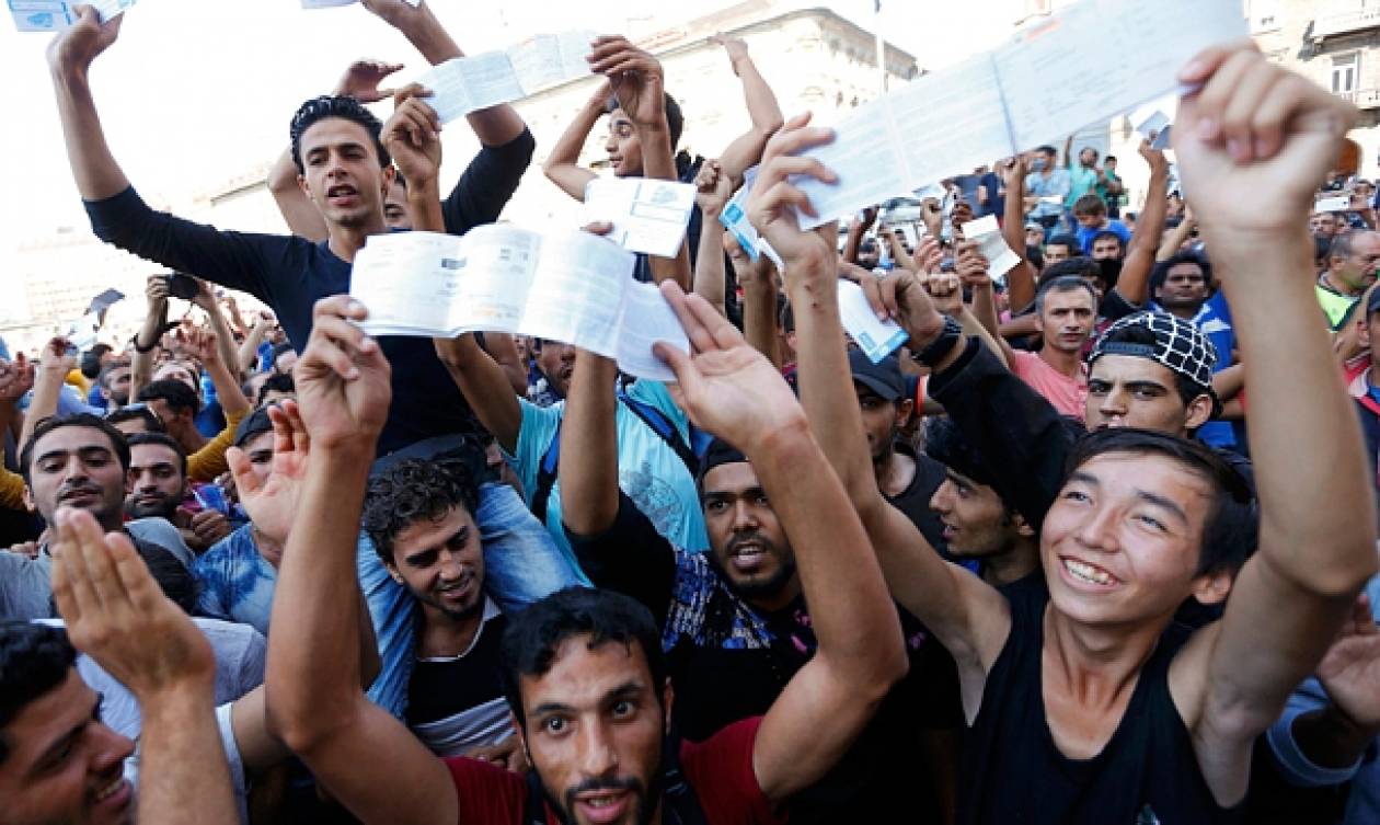 Σκηνές χάους στη Βουδαπέστη με μετανάστες που θέλουν τη… Μέρκελ (videos+photos)