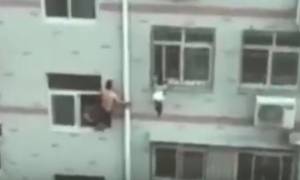 Δραματική διάσωση κοριτσιού που κρεμόταν από τον 4ο όροφο με μια... σφουγγαρίστρα! (video)