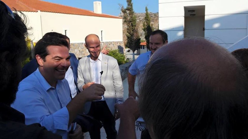 Εκλογές 2015: Με ρακή, κρητικές λιχουδιές και χαμόγελα η υποδοχή Τσίπρα στα Ανώγεια (photos)
