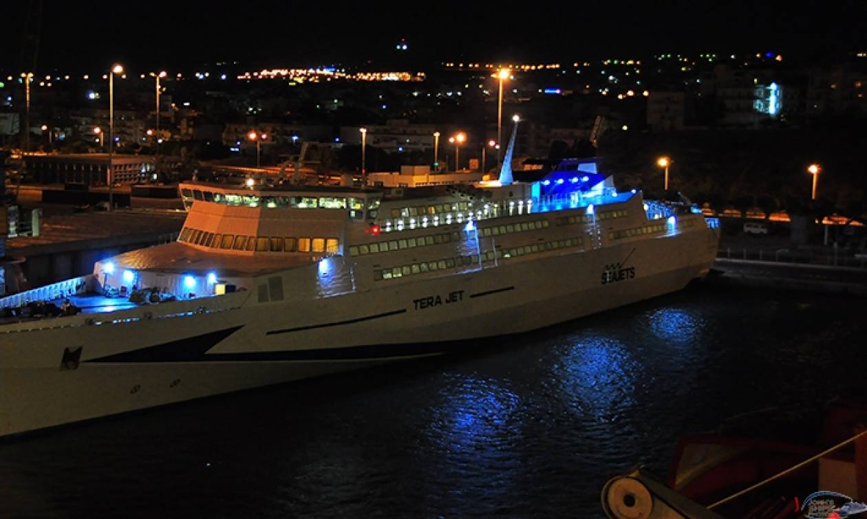 Στο λιμάνι του Πειραιά το καταμαράν "ΤΕRA JET" με 1.749 μετανάστες από τη Μυτιλήνη