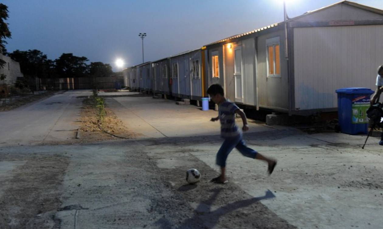 Υπερπλήρης ο Ελαιώνας – Στην πλατεία Βικτωρίας διανυκτερεύουν δεκάδες πρόσφυγες