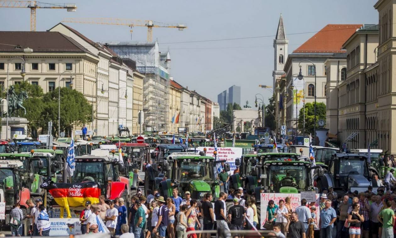 Γέμισε με τρακτέρ το Μόναχο - Διαμαρτυρία γαλακτοπαραγωγών για τη μείωση των τιμών στο γάλα
