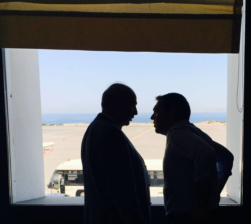 Εκλογές 2015 – Τυχαία συνάντηση Τσίπρα – Μεϊμαράκη στο αεροδρόμιο Ηρακλείου (pics)