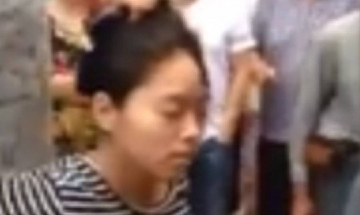 Kίνα: Δένουν έγκυο σε στύλο και τη χτυπούν μέχρι αναισθησίας γιατί έκλεψε (video)