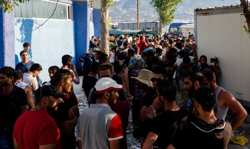 Χάος στη Μυτιλήνη - Ξεπερνούν τους 10.000 οι μετανάστες - Καθημερινές οι εντάσεις στο λιμάνι