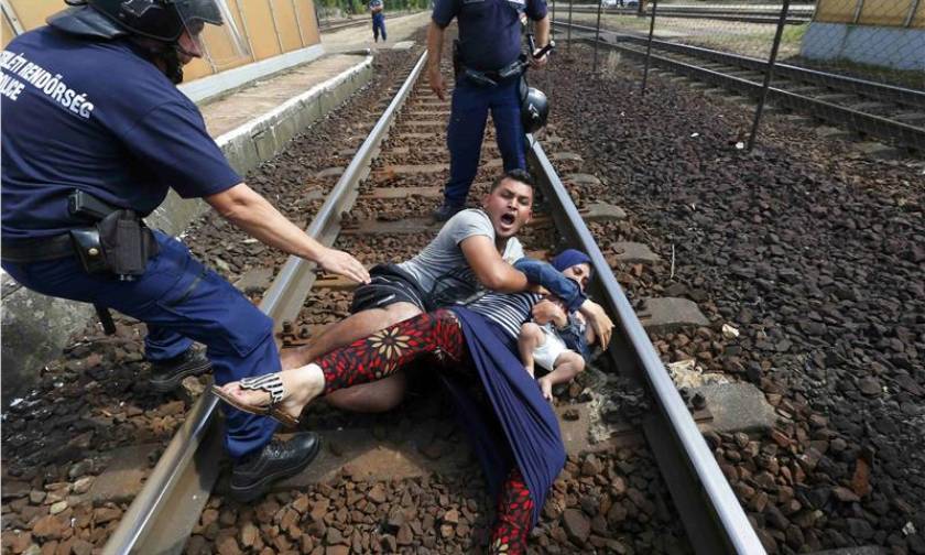 Ουγγαρία: Μετανάστες ξάπλωσαν σε γραμμές τρένου για να μη μεταφερθούν σε καταυλισμό (pics)