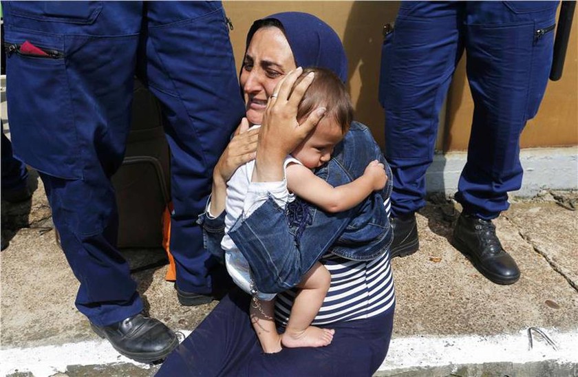 Ουγγαρία: Μετανάστες ξάπλωσαν σε γραμμές τρένου για να μη μεταφερθούν σε καταυλισμό (pics)