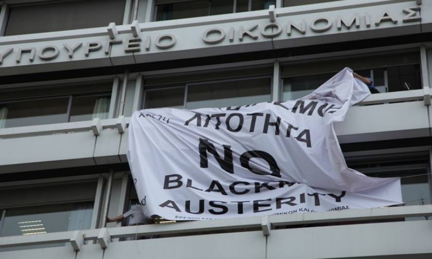 Η λιτότητα γονατίζει την ελληνική οικονομία και διαλύει την κοινωνία