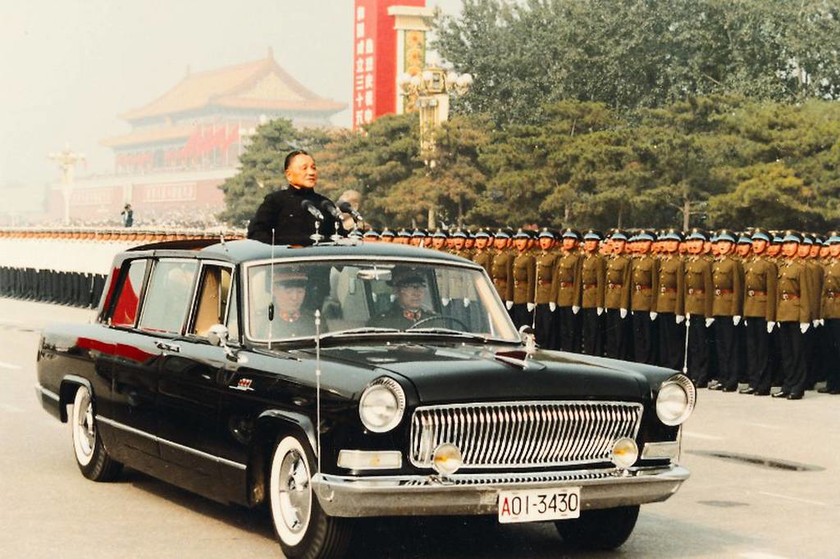 Deng Xiaoping κατά τη διάρκεια στρατιωτικής παρέλασης για την 35η επέτειο από την ίδρυση της Λαϊκής Δημοκρατίας της Κίνας