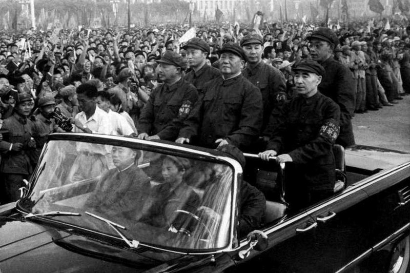 Ο Mao Zedong (αριστερά) και ο στρατηγός Lin Biao (δεξιά) επιθεωρούν στράτευμα στην πλατεία Tiananmen Square 