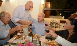 Ο Μητσοτάκης πίνει τσικουδιές με τον Μεϊμαράκη και τους Κρητικούς βουλευτές