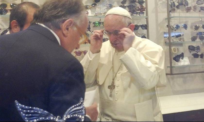 Ο Πάπας δοκιμάζει γυαλιά σε κατάστημα οπτικών στη Ρώμη
