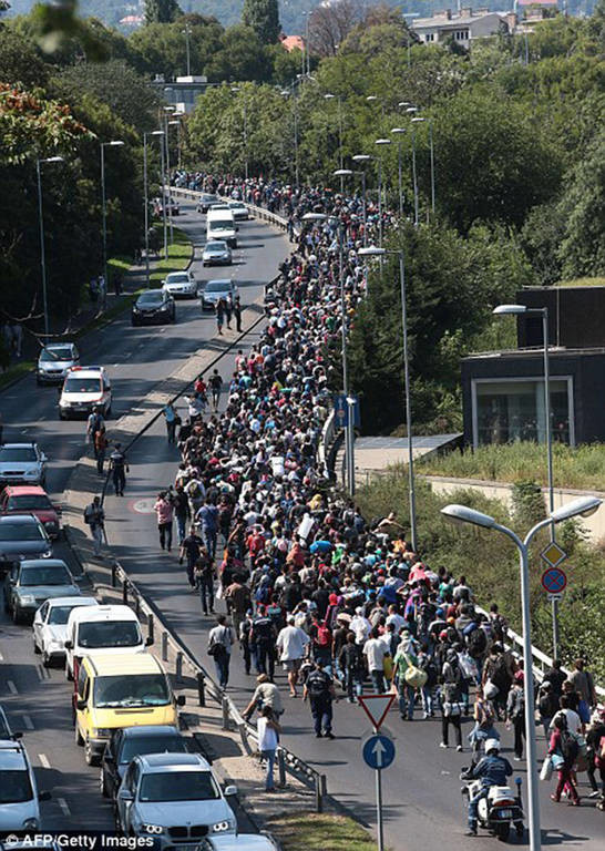H συγκλονιστική φυγή των μεταναστών από τους καταυλισμούς στην Ουγγαρία (photos)