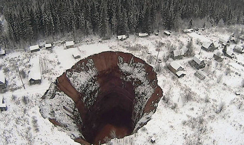 Τρομακτικό – Γιγαντιαία τρύπα «καταπίνει» σπίτια στη Σιβηρία
