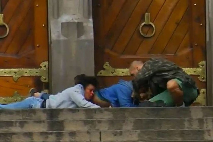 Τραγική κατάληξη ομηρίας: Ο δράστης πέφτει νεκρός μπροστά στην κάμερα (video)  