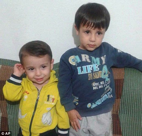 2BF289CB00000578 3223584 Aylan Kurdi left and brother Galip died when their family s boat m 55 1441481078460