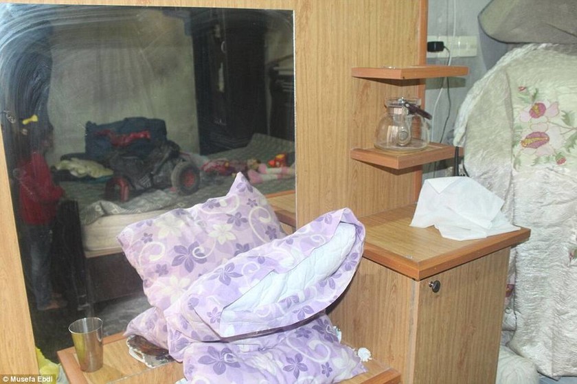 Συγκλονιστικές φωτογραφίες – Μέσα στο βομβαρδισμένο σπίτι του μικρού Αϊλάν